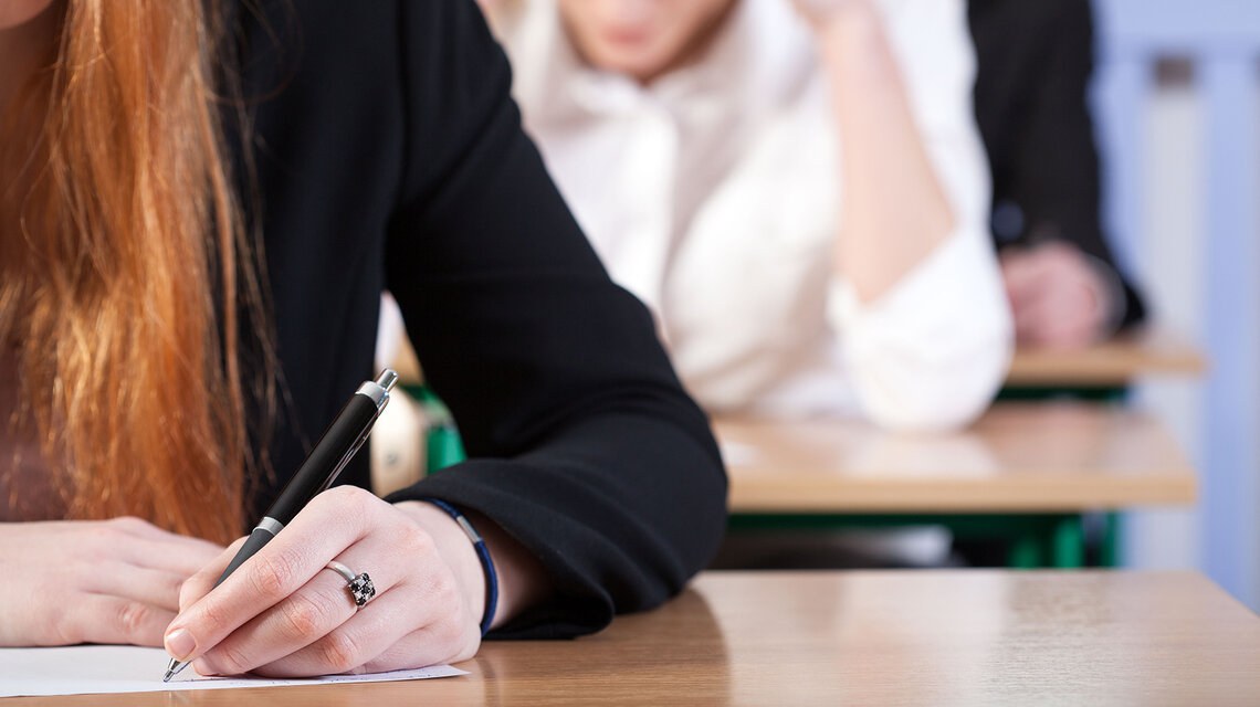 Femme écrit dans un cahier