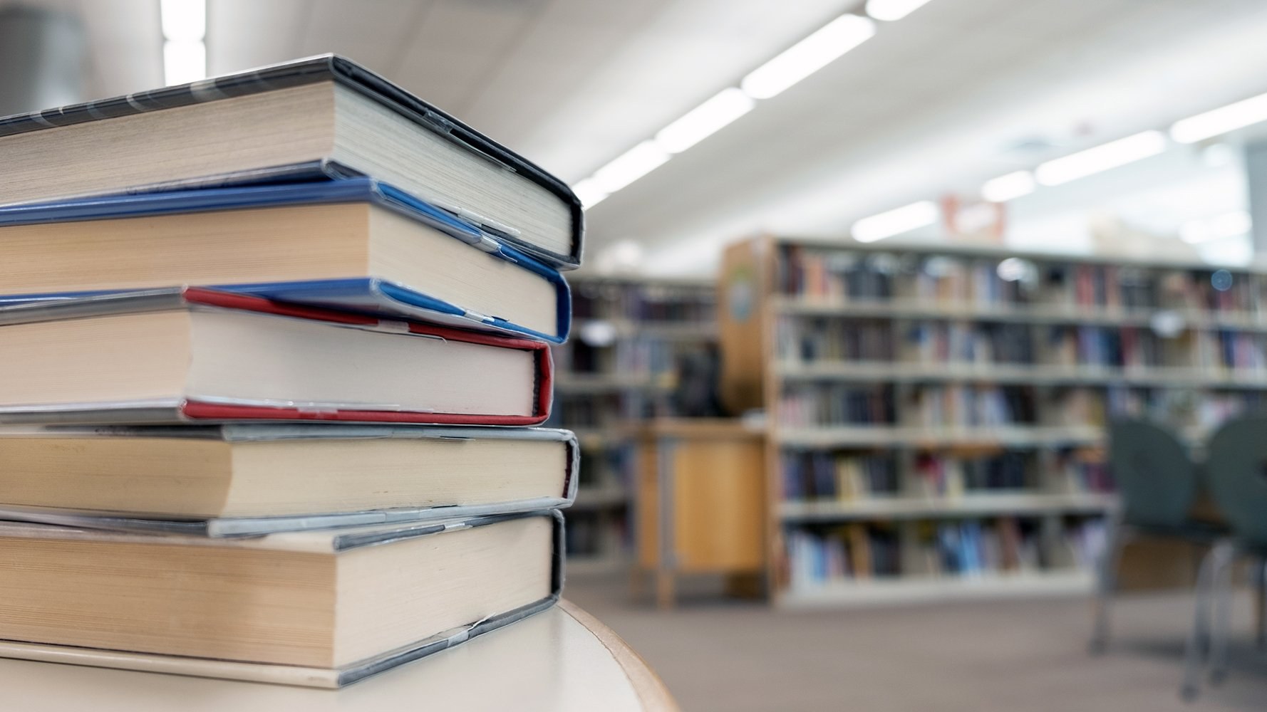 Pile de livres dans une bibliothèque