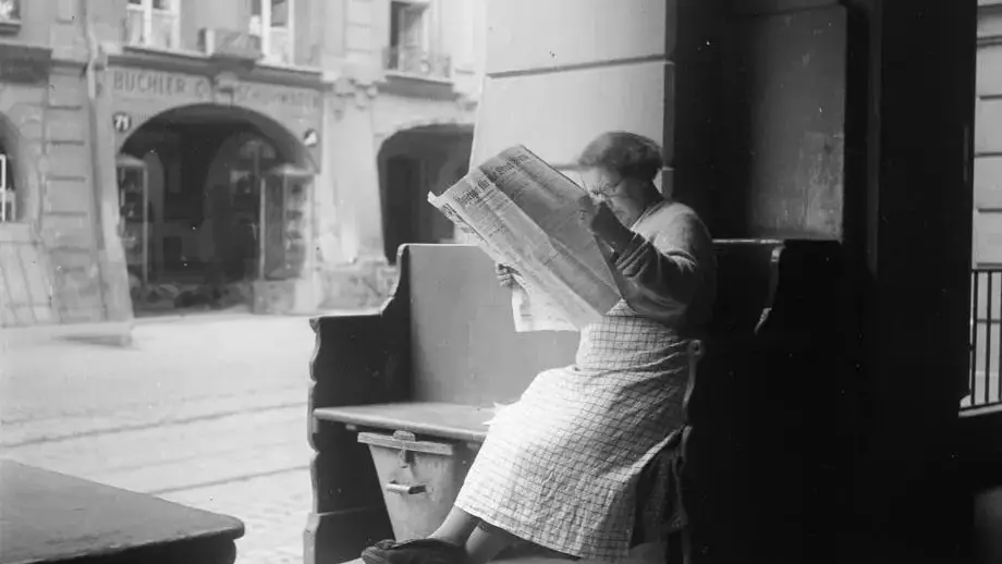 Femme lisant un journal vers 1900