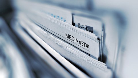 Dossier suspendu avec des journaux, l’un d’eux portant la mention MEDIA #EDK