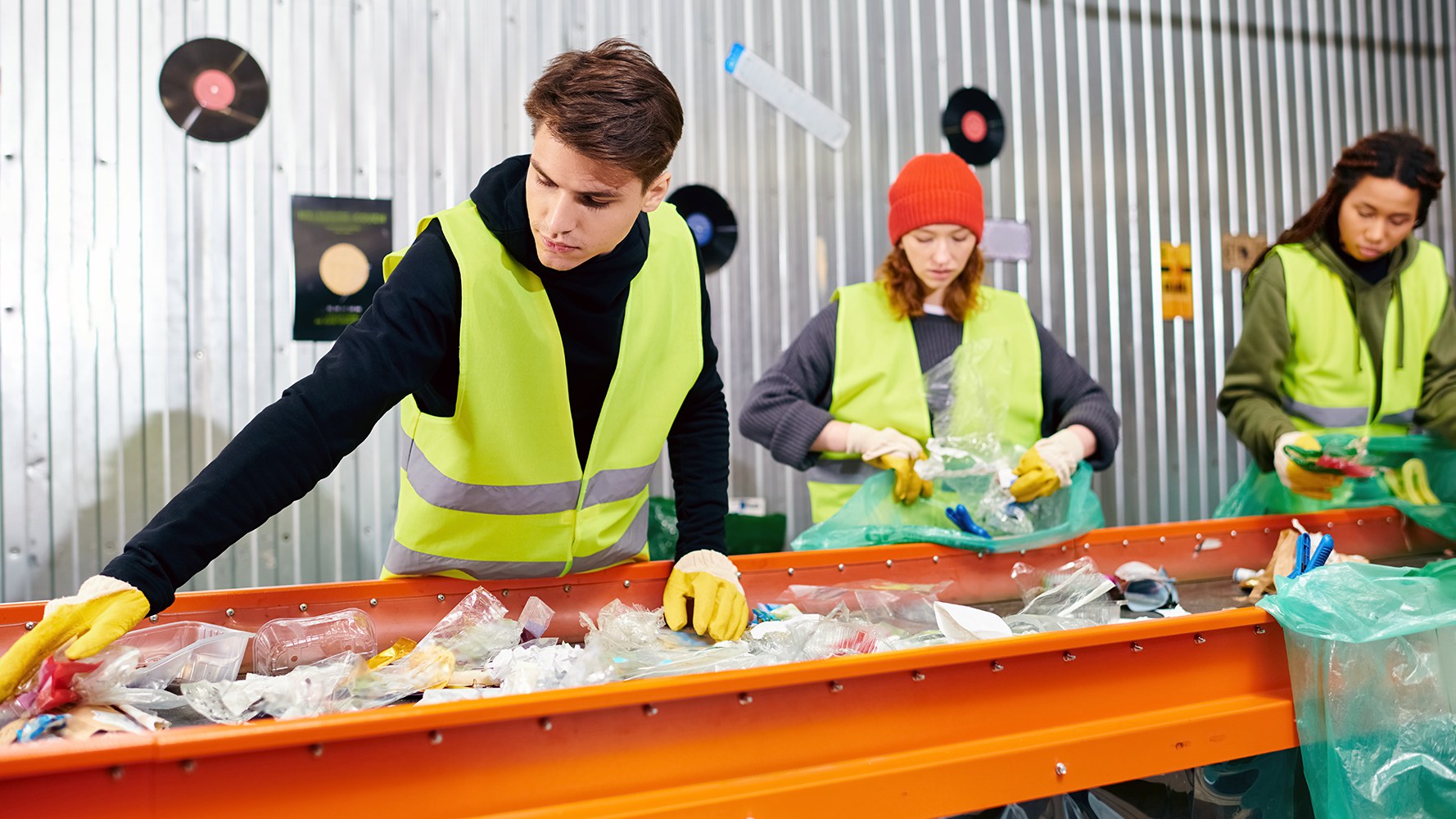 Des gymnasiennes et gymnasiens trient des déchets plastiques.>